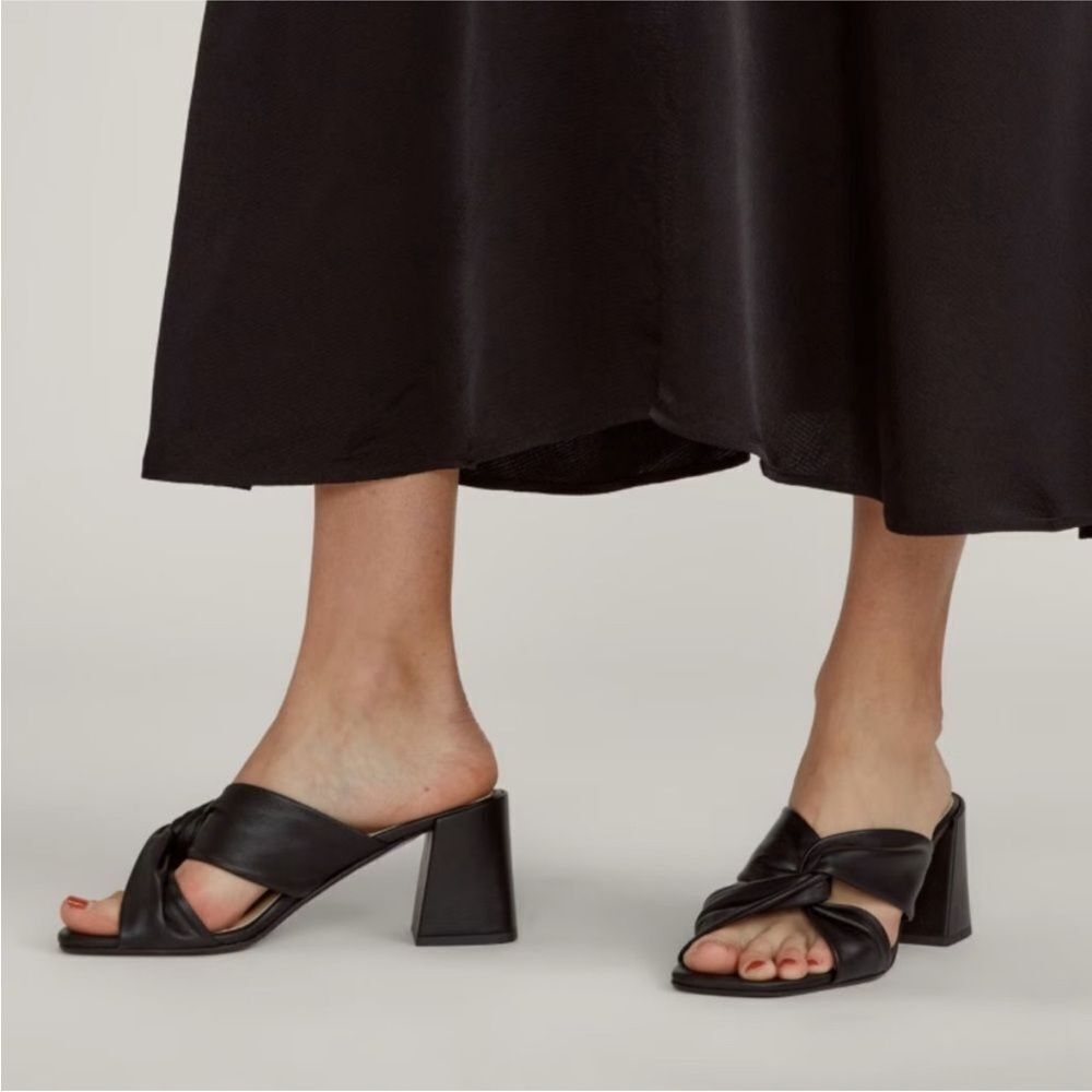 New Everlane The Day Twist Heel In Black Leather